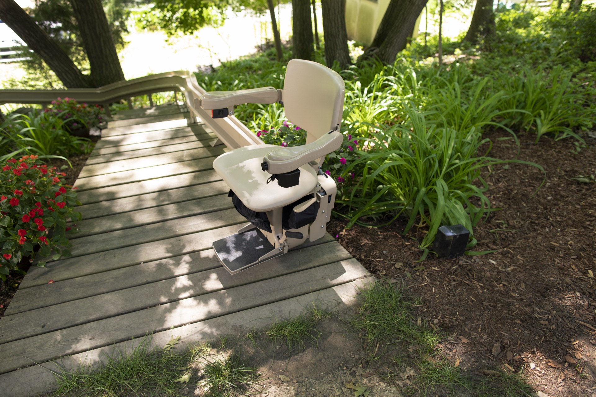 Outdoor curved stairlift